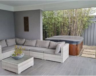 Luxury Home Pool & Spa only 400 Metres from Shell Cove Marina & Close to Beaches - Shell Cove - Patio