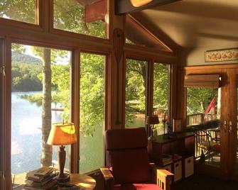 Quaint two bedroom cabin just a few steps away from and on Mountain Rest Lake. - Mountain Rest - Living room