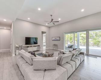 Marco Island Home with Pool and Hot Tub Near Beaches! - Marco Island - Living room