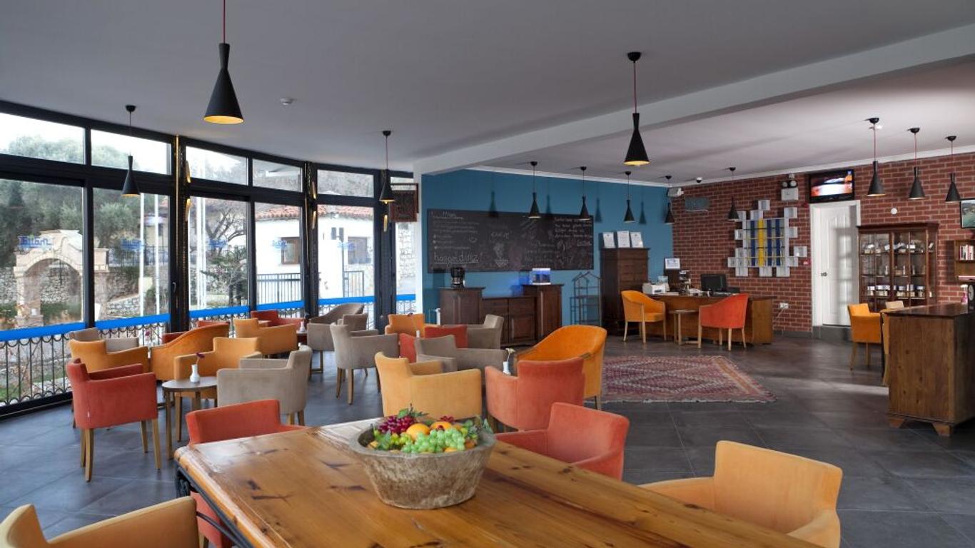 Maya Bistro Hotel & Beach