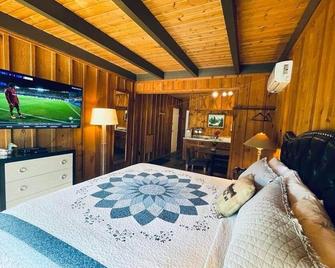 Riverfront Lodging River Room 19 - Shady Cove - Habitación