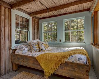 Traditional Lakefront Cabin Located On Beautiful George's Pond - Franklin - Bedroom