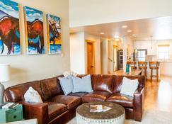 Luxury Townhouse with Private Hot Tub - Big Sky - Living room