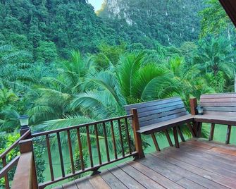 Charming Ao Luek Tai Retreat with Breathtaking Views - Ao Luek - Balcón