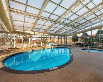 La Quinta Inn & Suites by Wyndham Mansfield OH - Mansfield - Pool