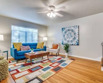 Blissful Stay in Alamo Heights - سان انطونيو - غرفة معيشة