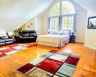 Unique Southern Oregon retreat with kids' items & washer/dryer - dog-friendly - Cave Junction - Bedroom