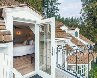 Rowena's Inn On The River - Harrison Hot Springs - Balkon