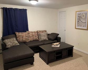 Great 3 Bedroom close to downtown and Yale! - New Haven - Living room
