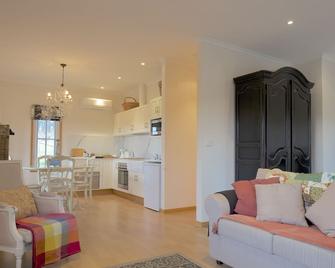 Riversdale Estate Cottages - Hobart - Living room