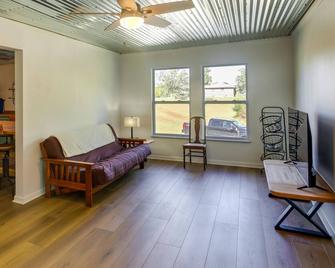 Rustic Whitwell Home with Grill, Near State Parks! - Whitwell - Living room