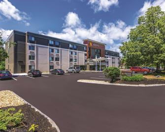 La Quinta Inn & Suites by Wyndham Salem NH - Salem - Building