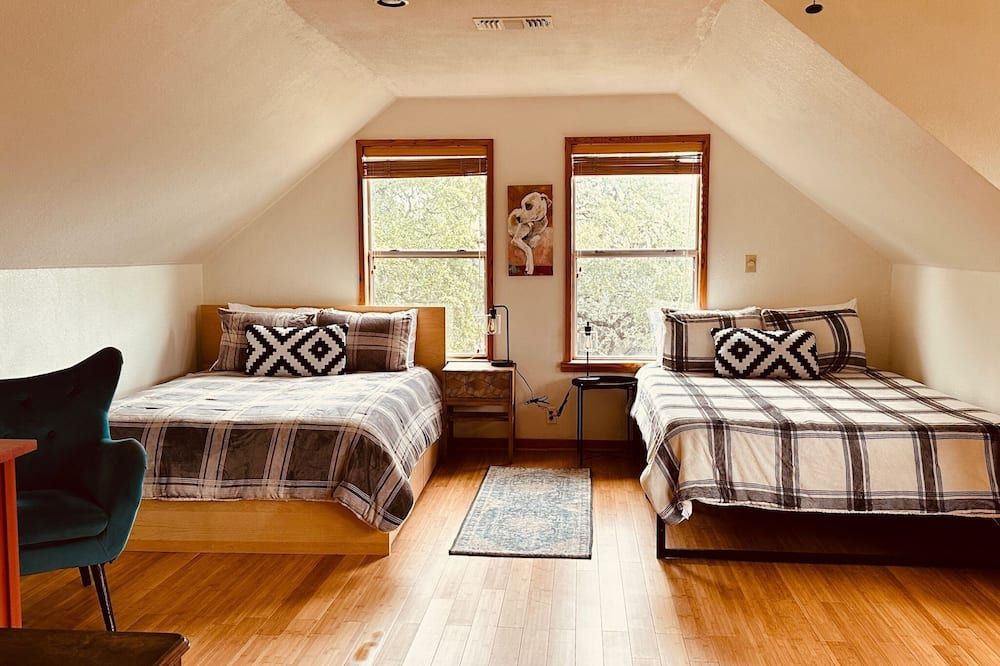 Master Suite at the Honeycomb (shared house) - San Marcos - Chambre