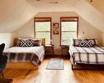 Master Suite at the Honeycomb (shared house) - San Marcos - Habitación