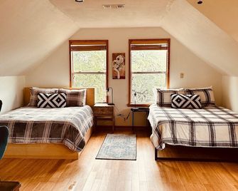 Master Suite at the Honeycomb (shared house) - San Marcos - Chambre