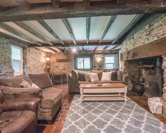 250yo Stone House - Stargazing, Fireflies, Streams, and room to Run! - Pequea - Living room