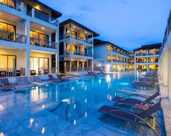 Hive Khaolak Beach Resort - Khao Lak - Pool