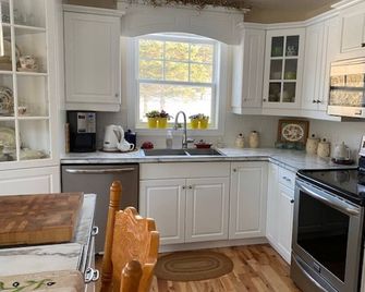 Beautiful water's edge 2 bedroom vacation home - Stanley Bridge - Kitchen