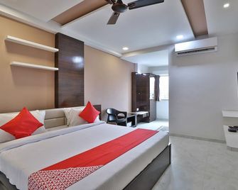 Hotel Preet Palace - Valsād - Bedroom