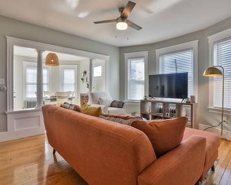 Bright Apartment Near Downtown, Highways, Boston - North Andover - Living room