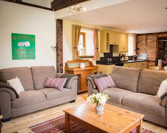 Beautiful converted stone barn, huge open fire, panoramic view of countryside - Omagh - Living room