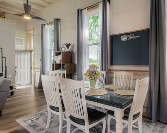 Cozy Historic Schoolhouse w/ Hot Tub + Views - Paola - Dining room