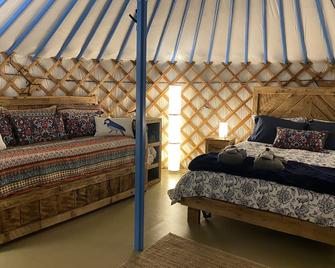 The Blue Jay Yurt- Our Pet Friendly Yurt - Morell - Bedroom