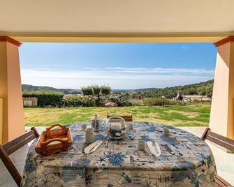 villa overlooking the sea with garden in natural environment - Chia - Patio