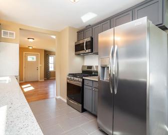 Newly Remodeled Furnished Home In Elmhurst - Elmhurst - Kitchen
