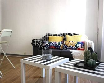 Charmant T3 à 10m du Port de Cassis - Cassis - Wohnzimmer