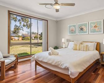 Mum's Beach House by Experience Jervis Bay - Vincentia - Bedroom