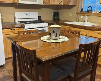 Hunters Hideaway & Secluded Country Cabin for Family Getaways - Phillips - Kitchen