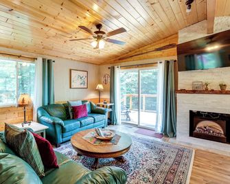 Waterfront Eagle River Home With Dock An - Eagle River - Вітальня