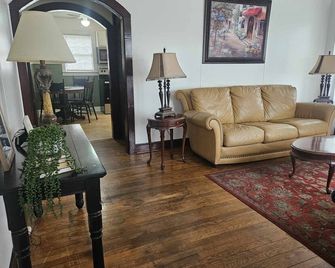 A Charming Craftsman's Cottage that is 5 minute walk from downtown Greeneville. - Greeneville - Huiskamer