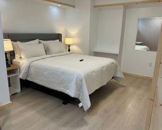 Private Entrance, private Bathroom, Bedroom and workspace - Aylmer - Habitació