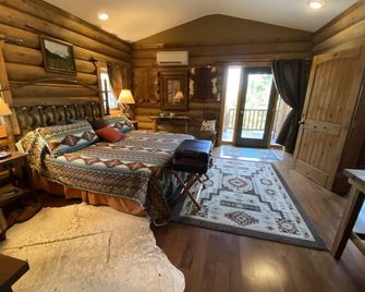 Upscale Rustic Luxury Mountainside 'Cabin'~360/24 Views~3 Level Privacy - Livingston - Bedroom