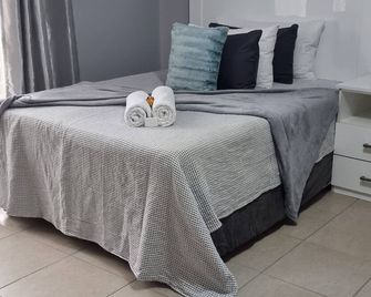 Stay @ Home Airport Lodge - Kempton Park