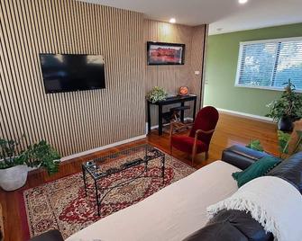 High Set 1 bedroom apartment with views central Atherton - Atherton - Wohnzimmer