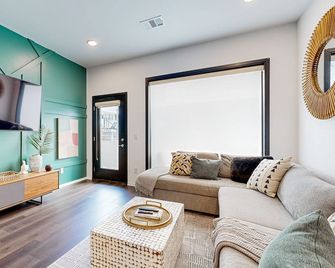 Eco-Friendly Condo with Shared Seasonal Pool, Balcony, and Free WiFi - Nashville - Salon