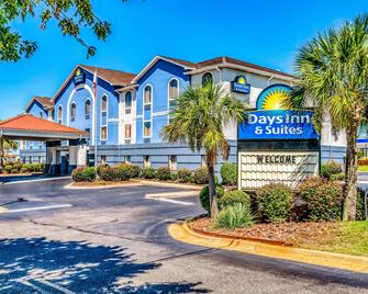 Days Inn & Suites by Wyndham Prattville-Montgomery - Prattville - Building