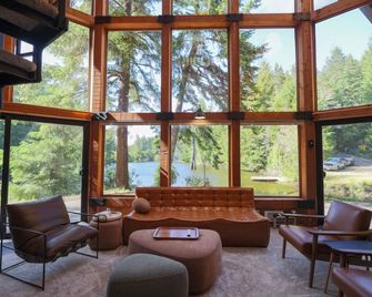 Glass House - North Bend - Lounge