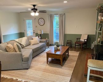 Cove Creek Lodge on 23 acres - Malvern - Huiskamer