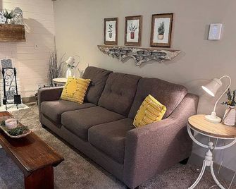 Relax and enjoy this Country Charm! - Galena - Living room