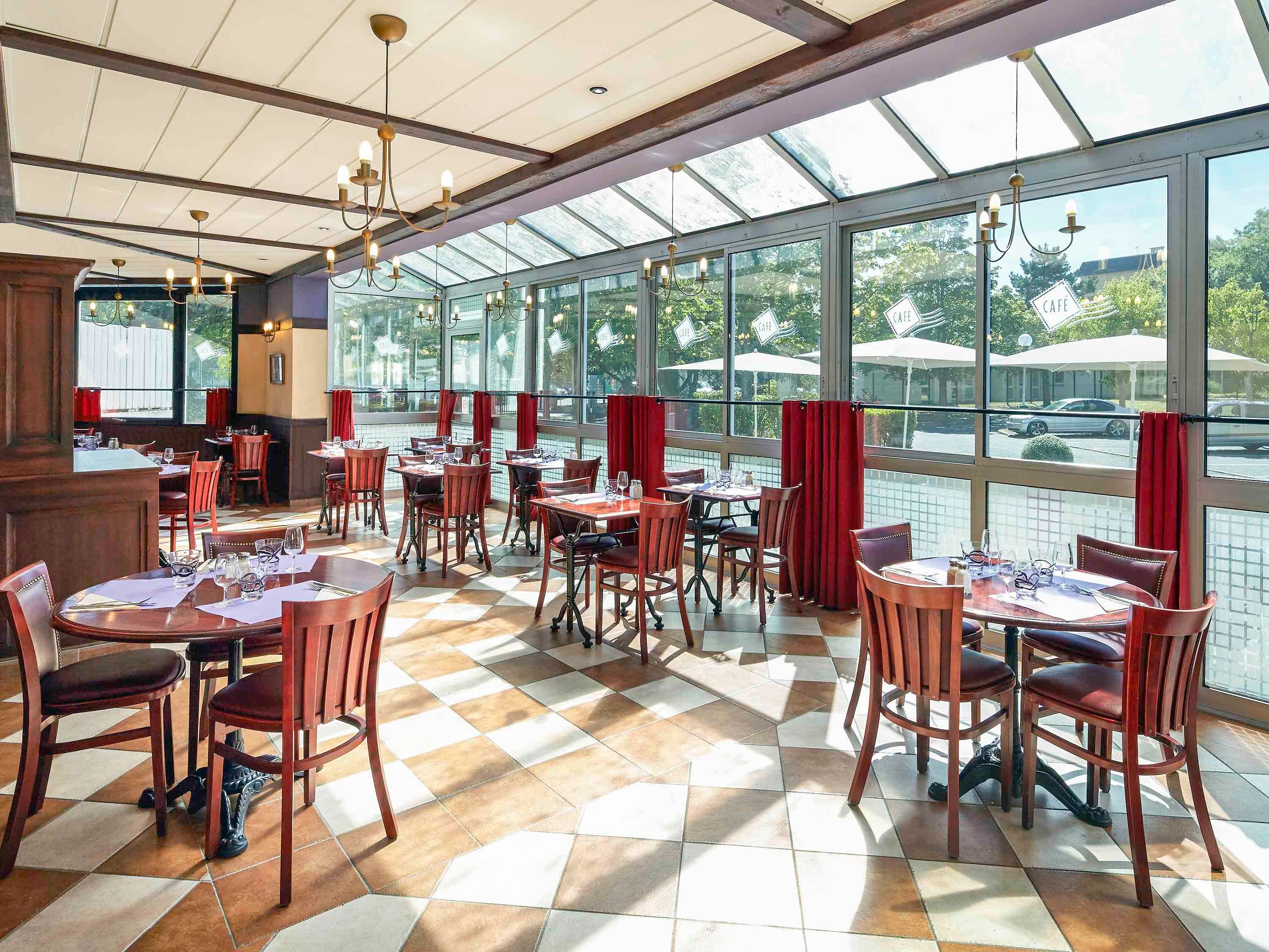 إيبيس شارترز وست لوسي