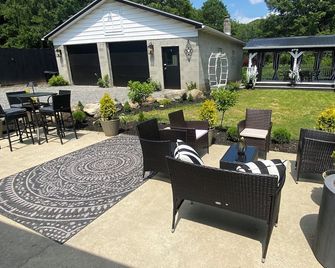 Drusilla’s Cottage Charming 3-bedroom house,AC, fitness room, garage & pavilion - Ellwood City - Patio