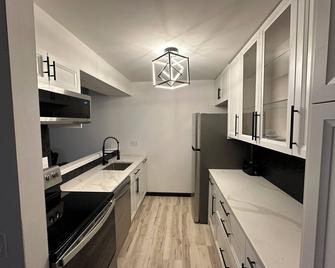 Charming 3/4-bed Condo with Theater, Netflix WiFi, AC in Middleton & lake access - Middleton - Kitchen