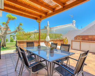 Farovela Suites Pasito Blanco - Pasito Blanco - Patio