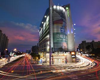 Holiday Inn Express Taichung Park - Taichung City - Building