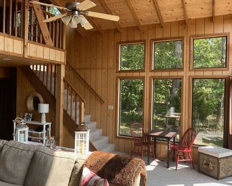 Charming Innsbrook Lakefront Retreat with 180° Water Views - Wright City - Salon