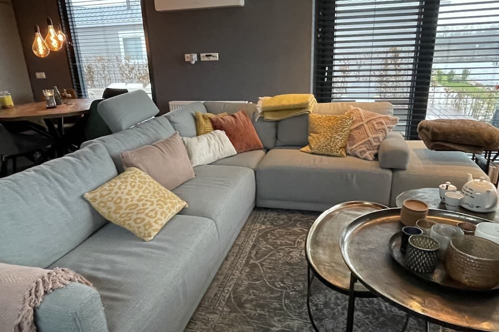 PUUR Eernewoude luxe chalet direct aan open vaarwater gelegen in de Alde Feanen - Earnewâld - Вітальня